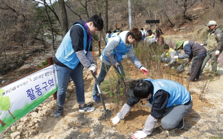KT&G복지재단, 대학생들과 함께 북한산 생태복원 봉사활동