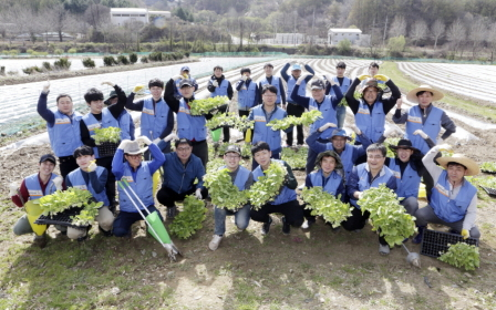 KT&G, 농가 일손 돕기 '구슬땀'… 잎담배 이식 봉사 진행
