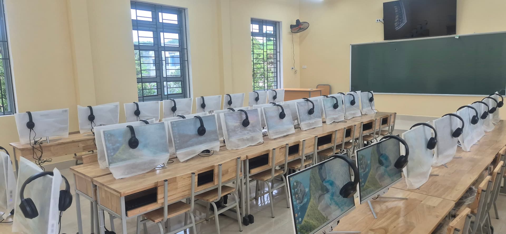 사진은 증축된 뚜꽌 초등학교의 정보기술 교실