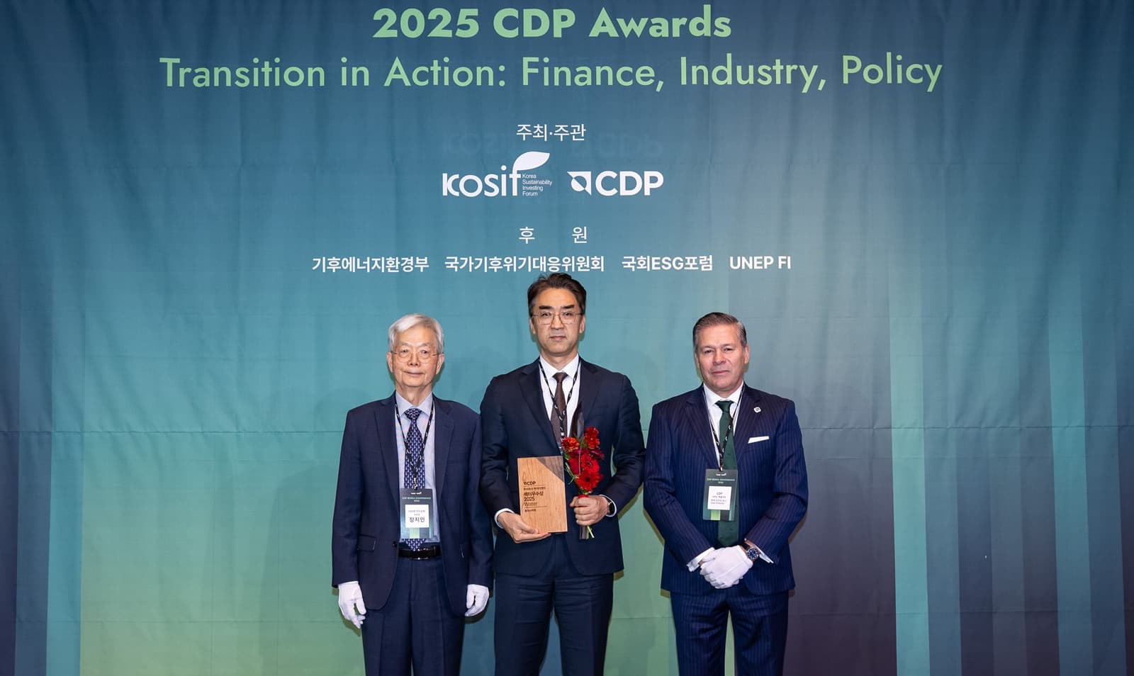 사진은 지난 10일 여의도 글래드 호텔에서 열린 ‘CDP Korea Awards’에서 배수민 KT&G 지속경영본부장(가운데)이 기념 촬영을 하고 있는 모습
