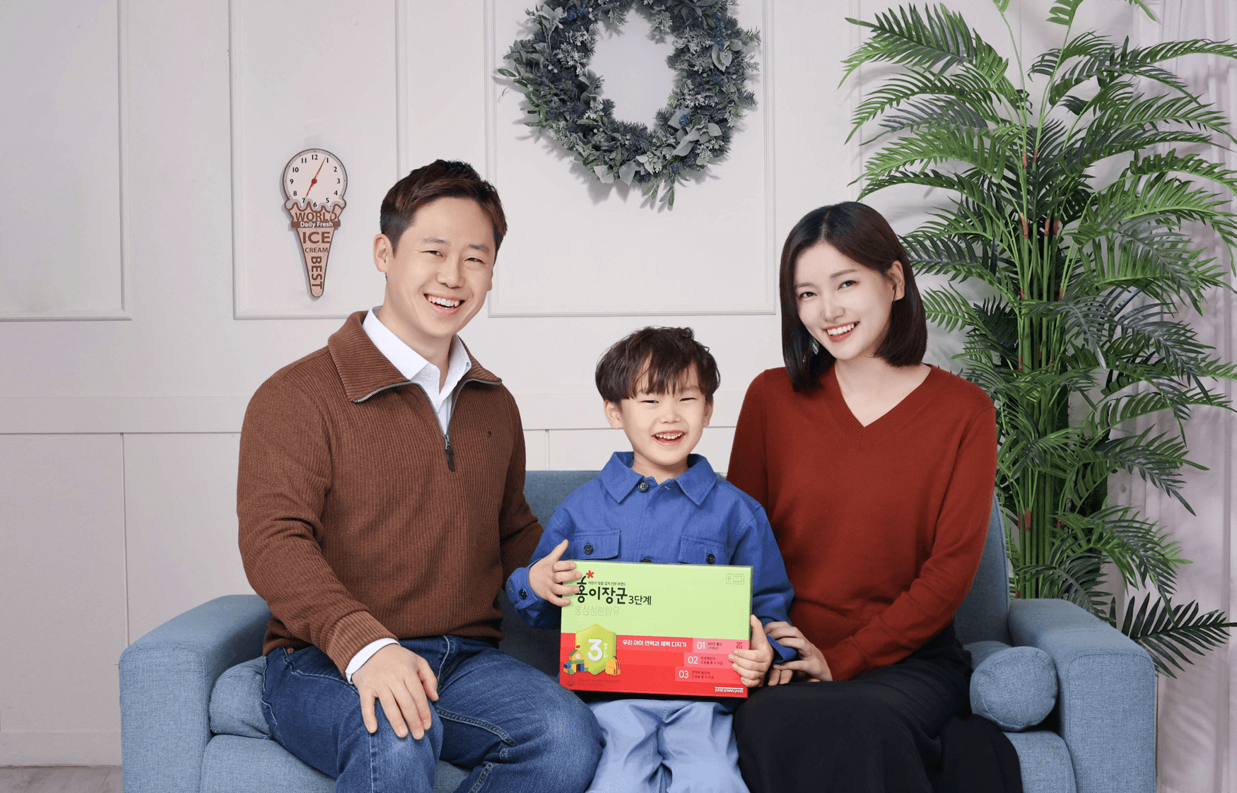 올해 초등학교에 입학하는 임직원 자녀가 축하선물을 전달받고 기념촬영을 하는 모습.