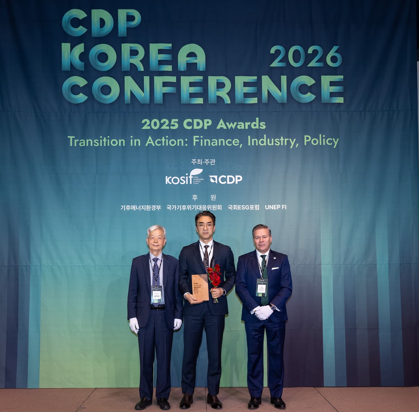 The photo shows Bae Su-min, Managing Director of KT&G Sustainability Management Division (center), p