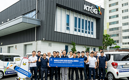 KT&G 부산지역 직원들이 응원 스티커를 부착한 영업차량과 함께 기념사진을 촬영하는 모습