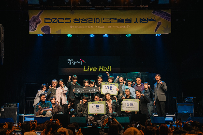 사진은 1위 ‘컨파인드 화이트’와 2위 ‘폴리아모리’, 3위 ‘헤븐이즈데어’가 기념사진을 촬영하고 있는 모습.