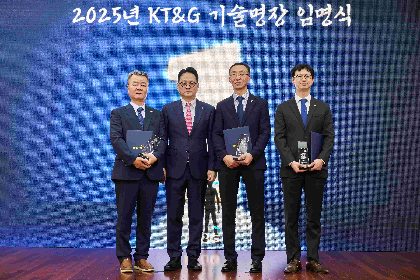 사진은 2025년 KT&G 제조설비 부문 명장 임명식 현장사진 이미지(왼쪽으로부터 신동국, 방경만 KT&G 사장, 강태훈, 조영일).